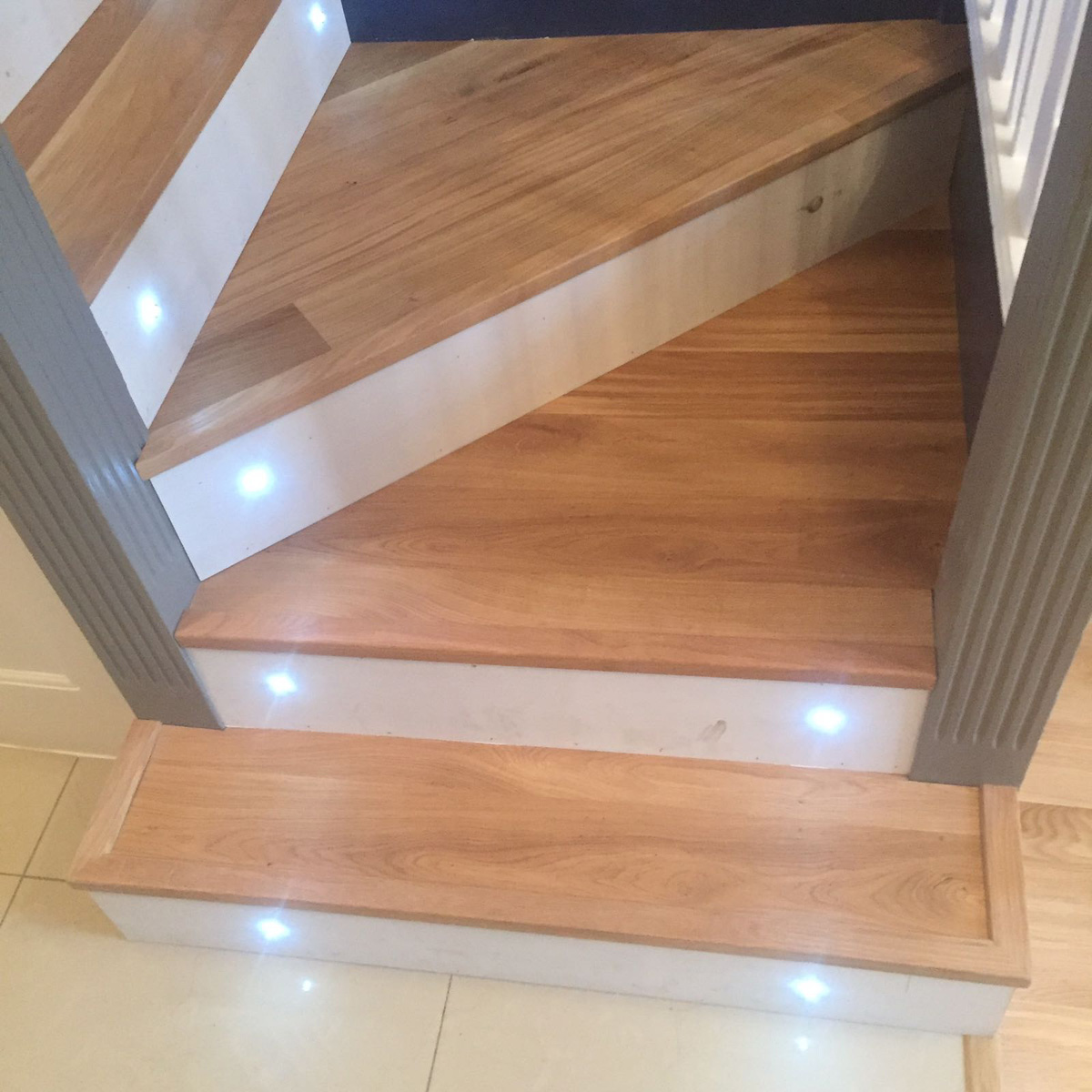Stairway remodelling: carpet removal, new oak flooring installation, led lighting installation