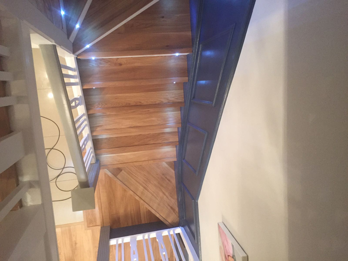 Stairway remodelling: carpet removal, new oak flooring installation, led lighting installation